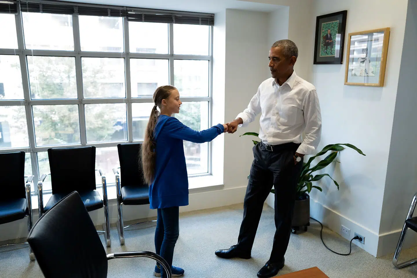 Greta Thunberg fik naturligvis et »fist bump« af tidligere præsident Barack Obama, da hun i september var nået over Atlanterhavet med sejlbåd. Foto: Obama Foundation via Reuters