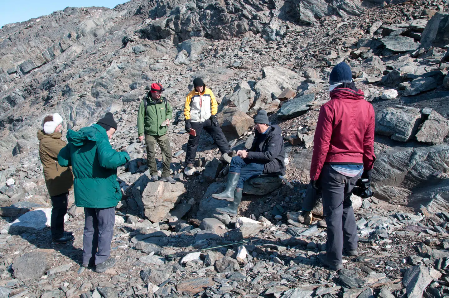 NASA-ekspedition til fjeldet ved Isua i september. Siddende på klippen ses Minik Rosing. Foto: Dawn Sumner/ University of California, DAVIS