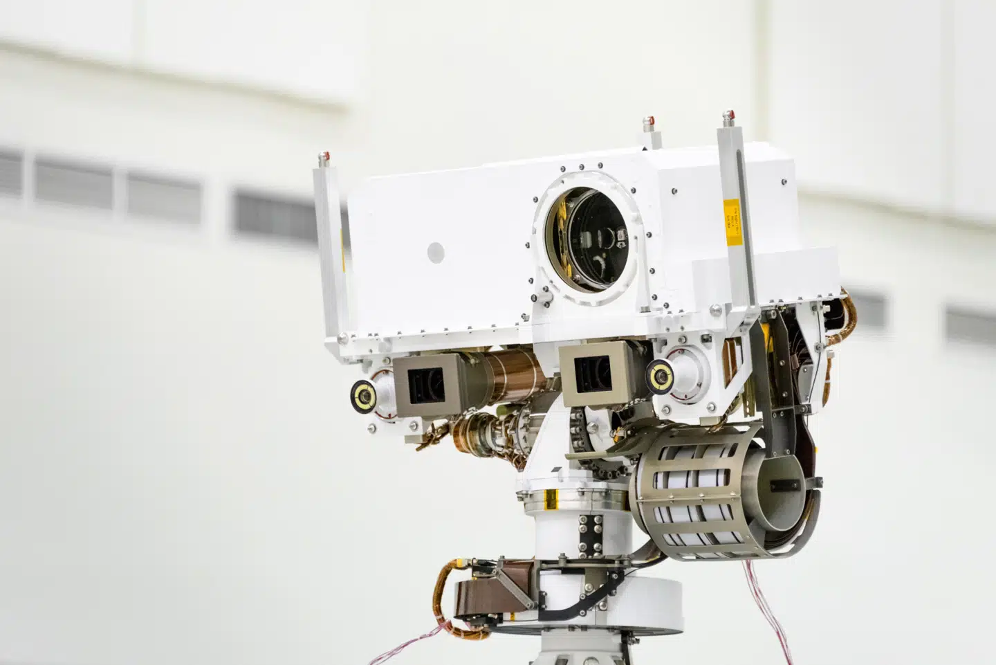 Hovedet på Mars 2020-roveren. I den store åbning sidder kameraet SuperCam, der kan analysere grundstoffer på syv meters afstand. Foto: NASA/JPL-Caltech