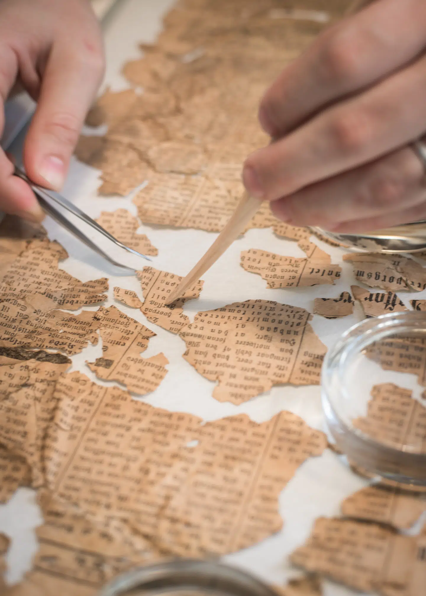 »Papiret er gået i en masse stykker med årene, men jeg kan faktisk samle puslespillet igen,« siger Cecilie selvsikkert. Foto: Petra Theibel Jacobsen