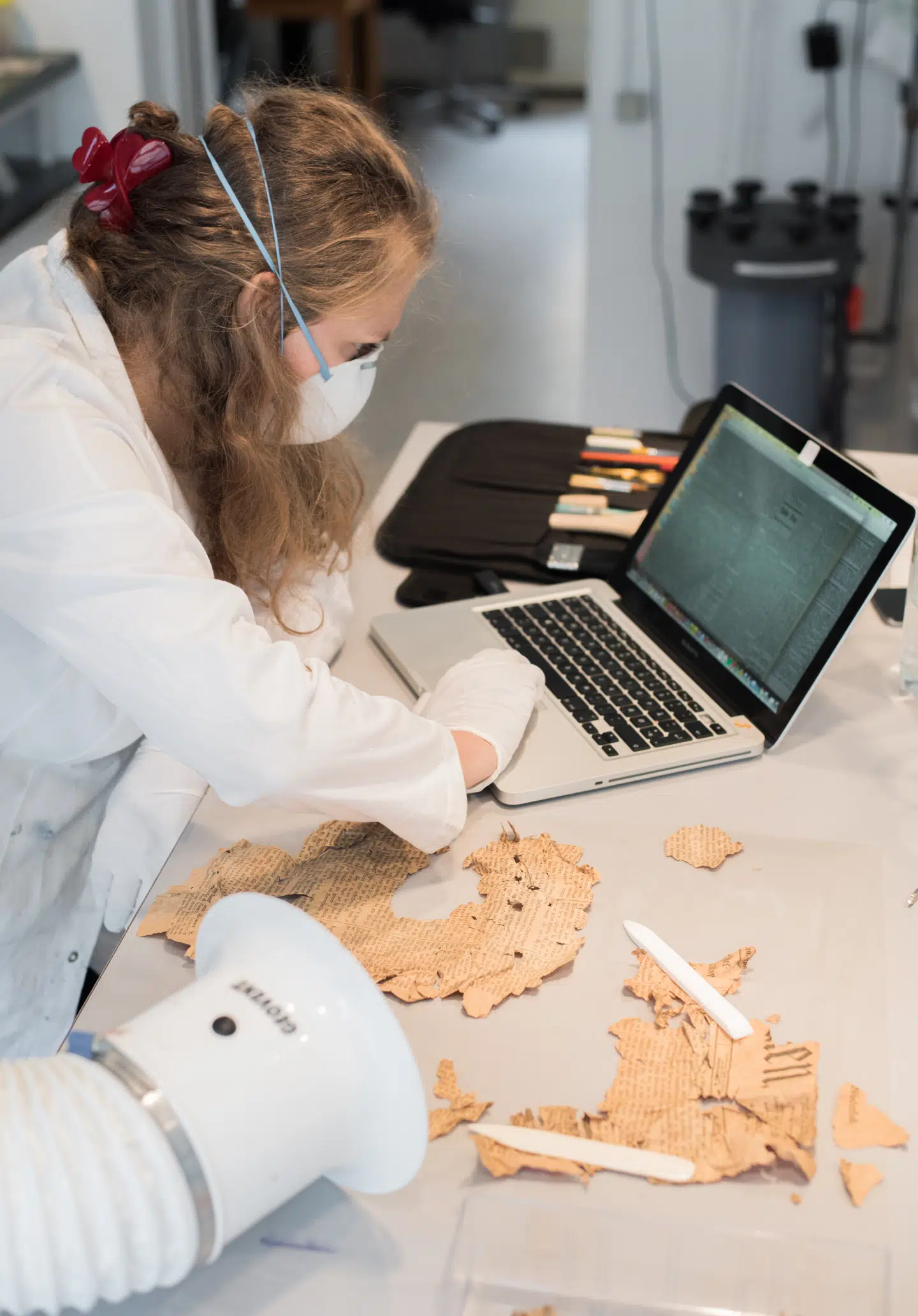 Cecilie har den originale avisside på sin computer. Den tager hun udgangspunkt i, når hun samler stumperne af den fysiske avis.