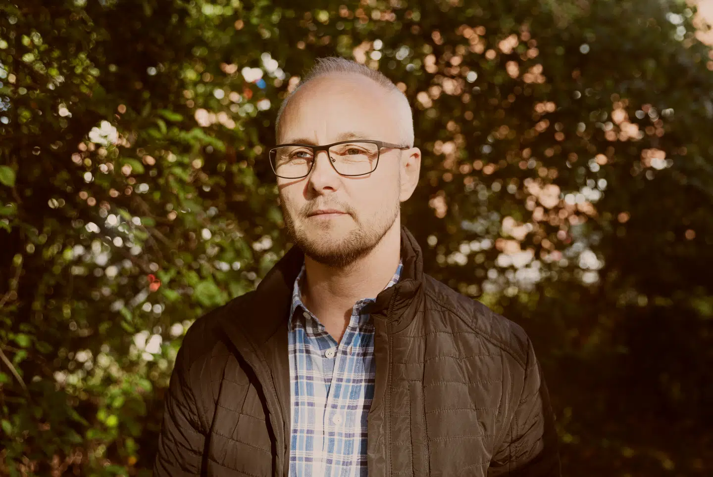 »Al snakken om at være queer og non-binær har primært været negativ for transkønnede som mig. Folk tror, at jeg er enormt nærtagende, hvilket er ærgerligt. Frygten for at være politisk ukorrekt betyder nemlig ikke, at folk accepterer eller respekterer dig, bare at de er bange for at sige noget forkert,« siger Simon Gjerløv, der er transkønnet mand. Foto: Mie Brinkmann