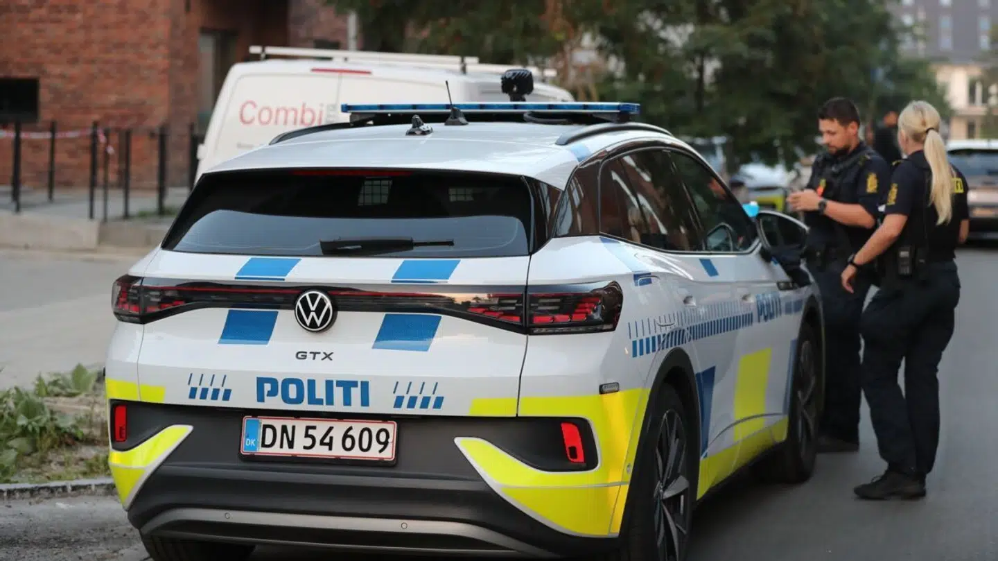 Mandag aften var politiet tilstede på en adresse i Glostrup i flere timer. Det var på det tidspunkt ikke muligt at få oplyst, hvad sagen handlede om.