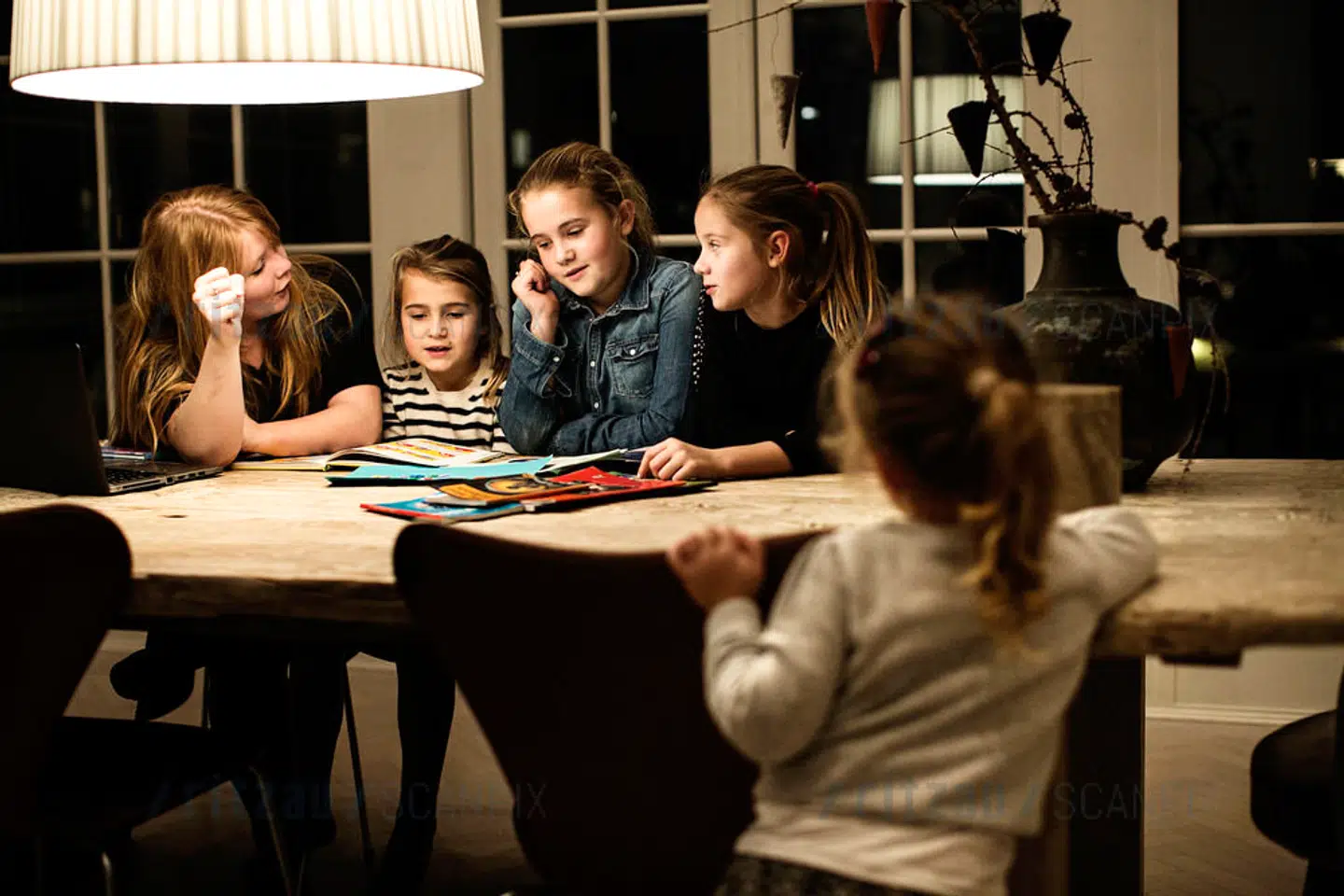 Lektiehjælp. Mentor Inger Lund-Hansen er psykologistuderende fra Københavns Universitet (KUA) og har arbejde som mentor som ved siden af. Fra venstre Inger, Frederikke, storesøster Caroline, veninde Josefine og lillesøster Sophie kigger på. Foto: Ditte Valente/Ritzau Scanpix