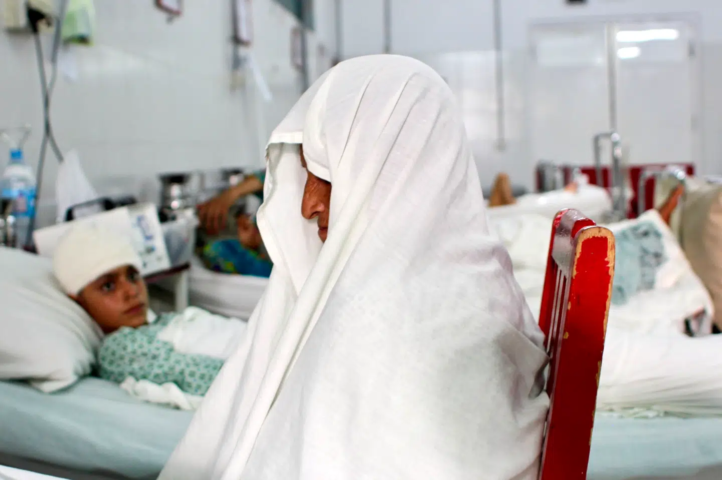 »Jeg og mine svigerdøtre har ikke brug for at gå ud af huset. Vi har ikke brug for rettigheder. Vi har brug for fred,« siger Gul Babo. Hendes niece blev ramt af en vildfaren kugle og ligger nu, lam i den ene side, på et hospital i Lashkar Gah. Foto: Nanna Muus Steffensen