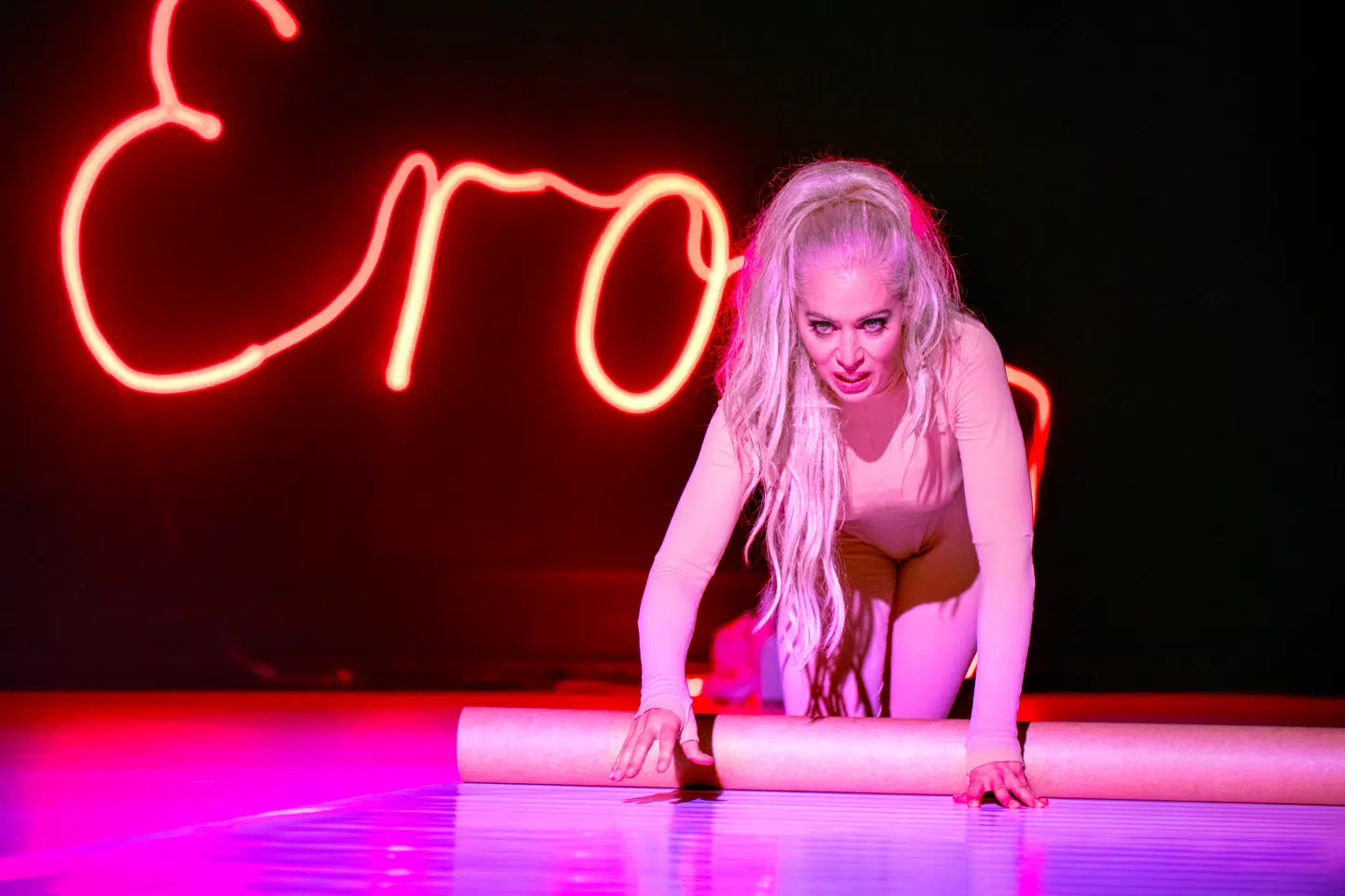 Jeanett Albeck er alene på scenen, men der skal flere kræfter til, hvis man skal udfordre heltinden Brøgger, mindre respekt, mere syrebad. Foto: Sara Galbiati