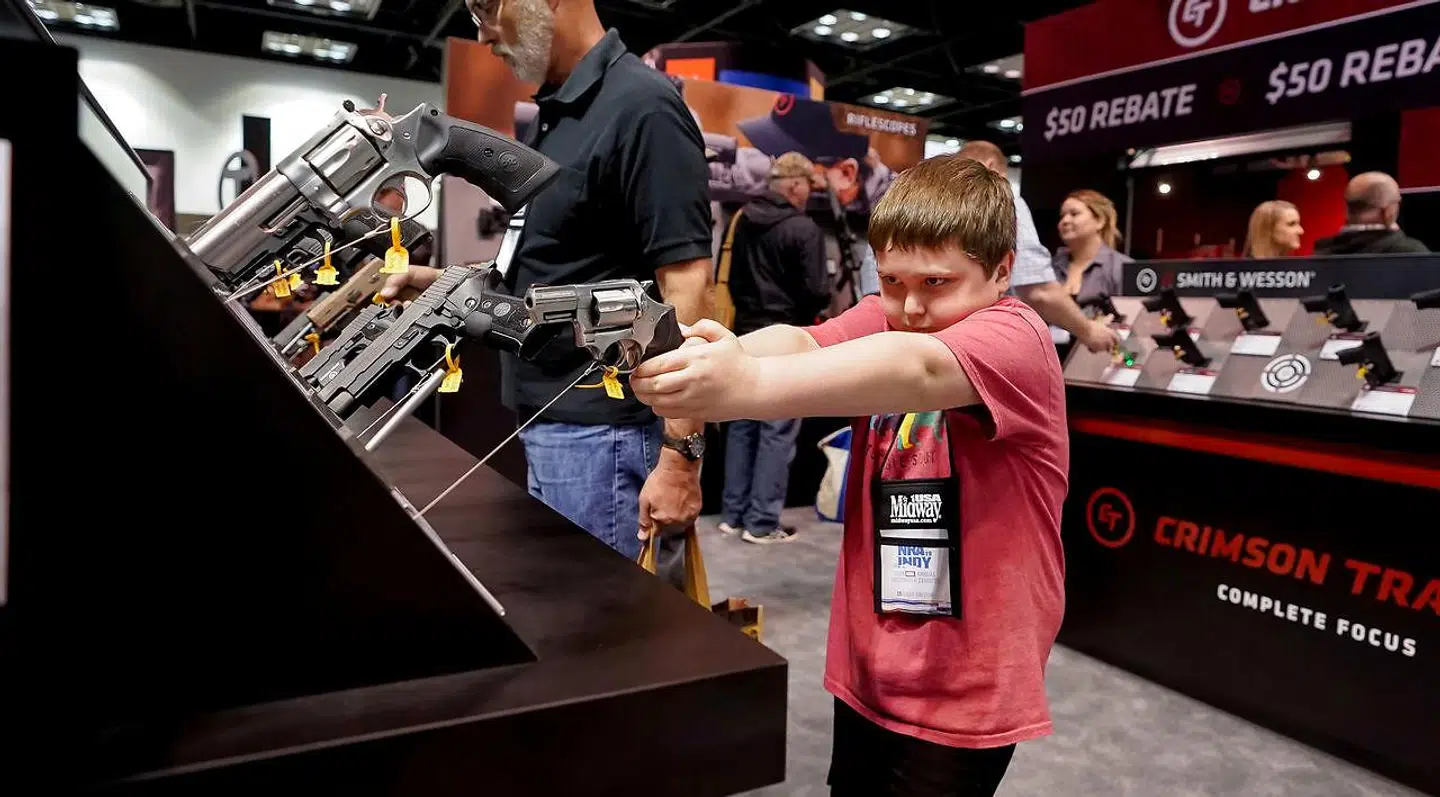 En af de yngre deltagere på National Rifle Associations årsmøde i Indiana Convention i Indianapolis i april. Bryan Woolston / Reuters