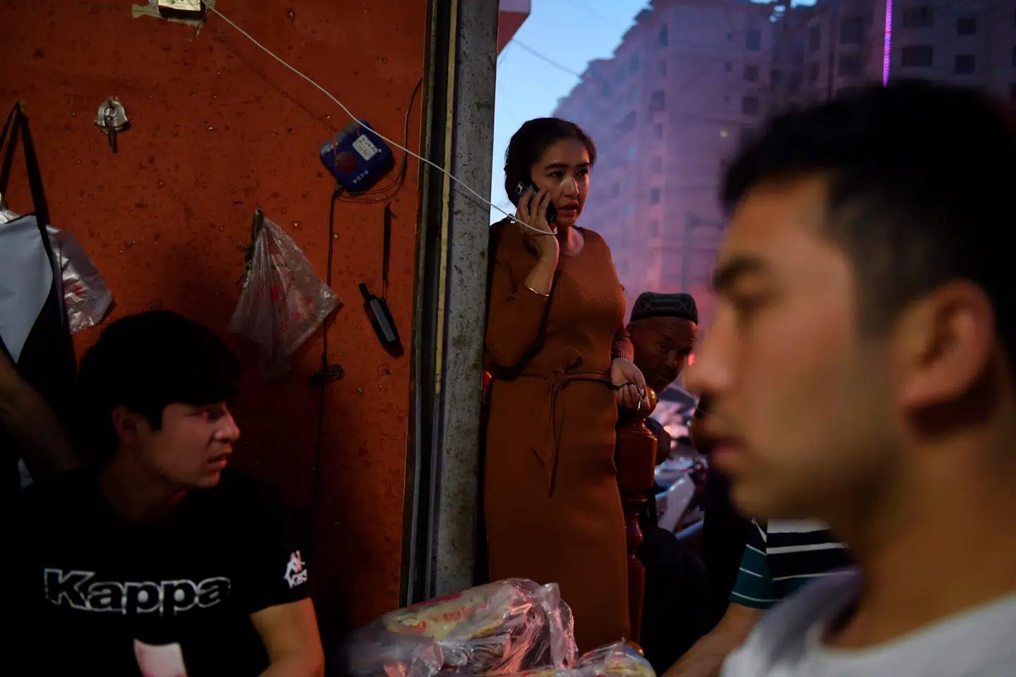 Uighurkvinde taler i telefon i Hotan i Kinas nordvestlige Xinjiang-region, der er blevet Beijings »eksperimentarium« for anvendelse af overvågningsteknikker. Foto: Greg Baker/Ritzau Scanpix