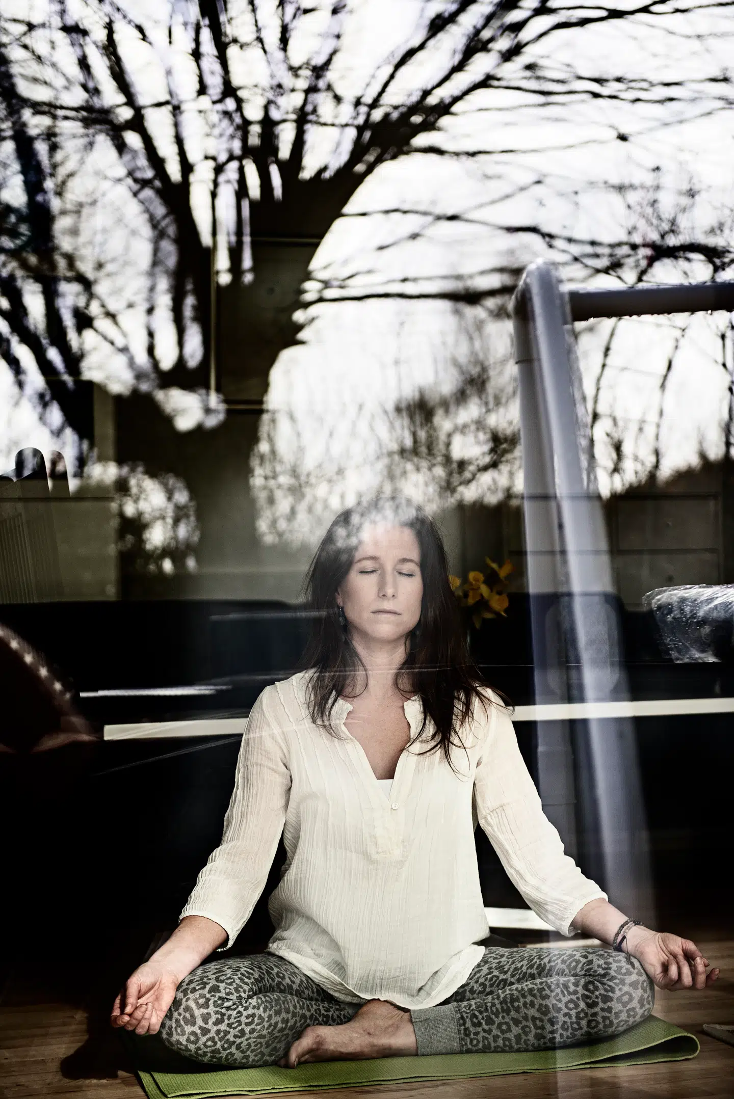 Buddhistisk inspirerede ideer og teknikker har spredt sig over hele Kloden, ikke mindst blandt den hvide overklasse. Her mediteres i en stue i Birkerød. Foto: Simon Læssøe/ Ritzau Scanpix