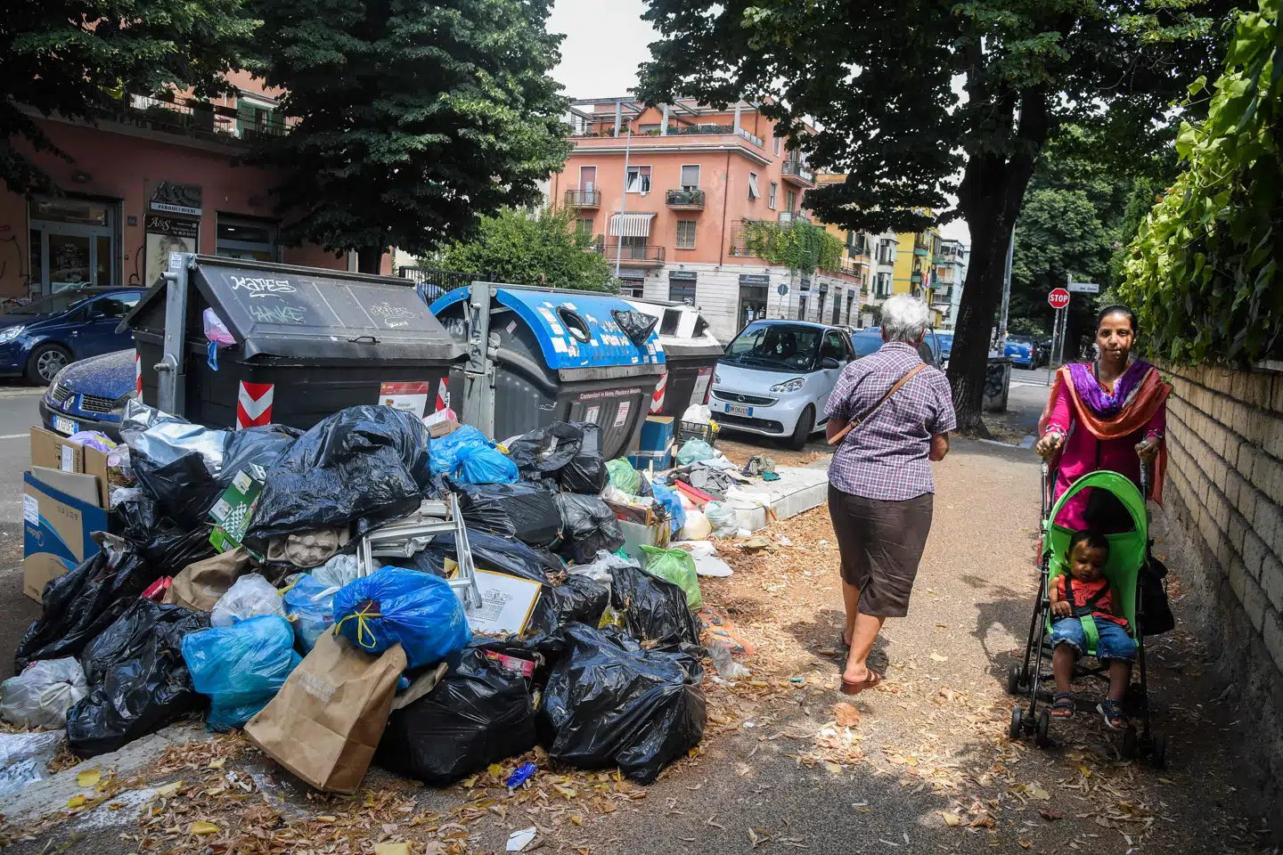 La monnezza, skraldet, der ligger og flyder i gader og stræder, er nok en gang samtaleemnet i Rom denne sommer. Her fra Centocelle-kvarteret. FOTO: TIZIANA FABI/AFP