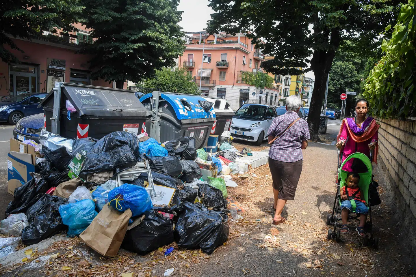 La monnezza, skraldet, der ligger og flyder i gader og stræder, er nok en gang samtaleemnet i Rom denne sommer. Her fra Centocelle-kvarteret. FOTO: TIZIANA FABI/AFP