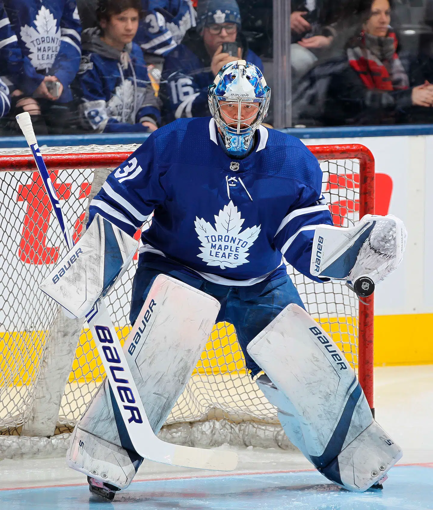 Ishockeystjernen har holdt sommerferie i Danmark og besøgt hallen, hvor han spillede som barn. Til venstre ses Frederik Andersen foran målet til en NHL-kamp for Toronto Maple Leaf tilbage i februar. Fotos: Martin Sylvest og Claus Andersen/Ritzau Scanpix