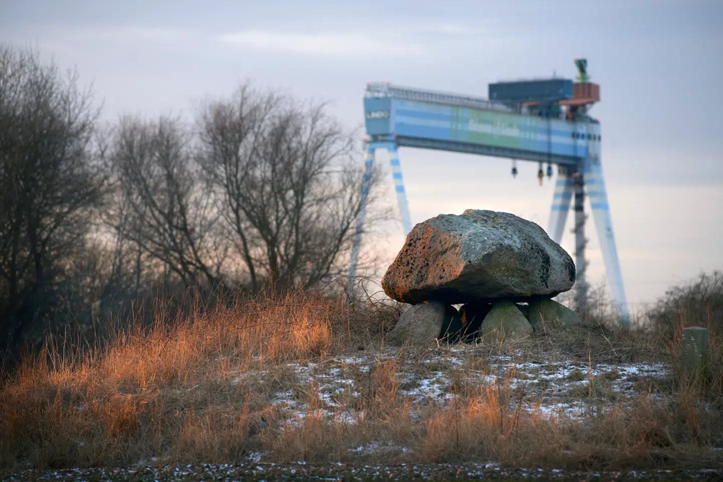 Lindelydyssen med Lindøværftets store kran i baggrunden. Begge fortidsminder i hver sin ende af tiden. Foto: Morten Rasmussen