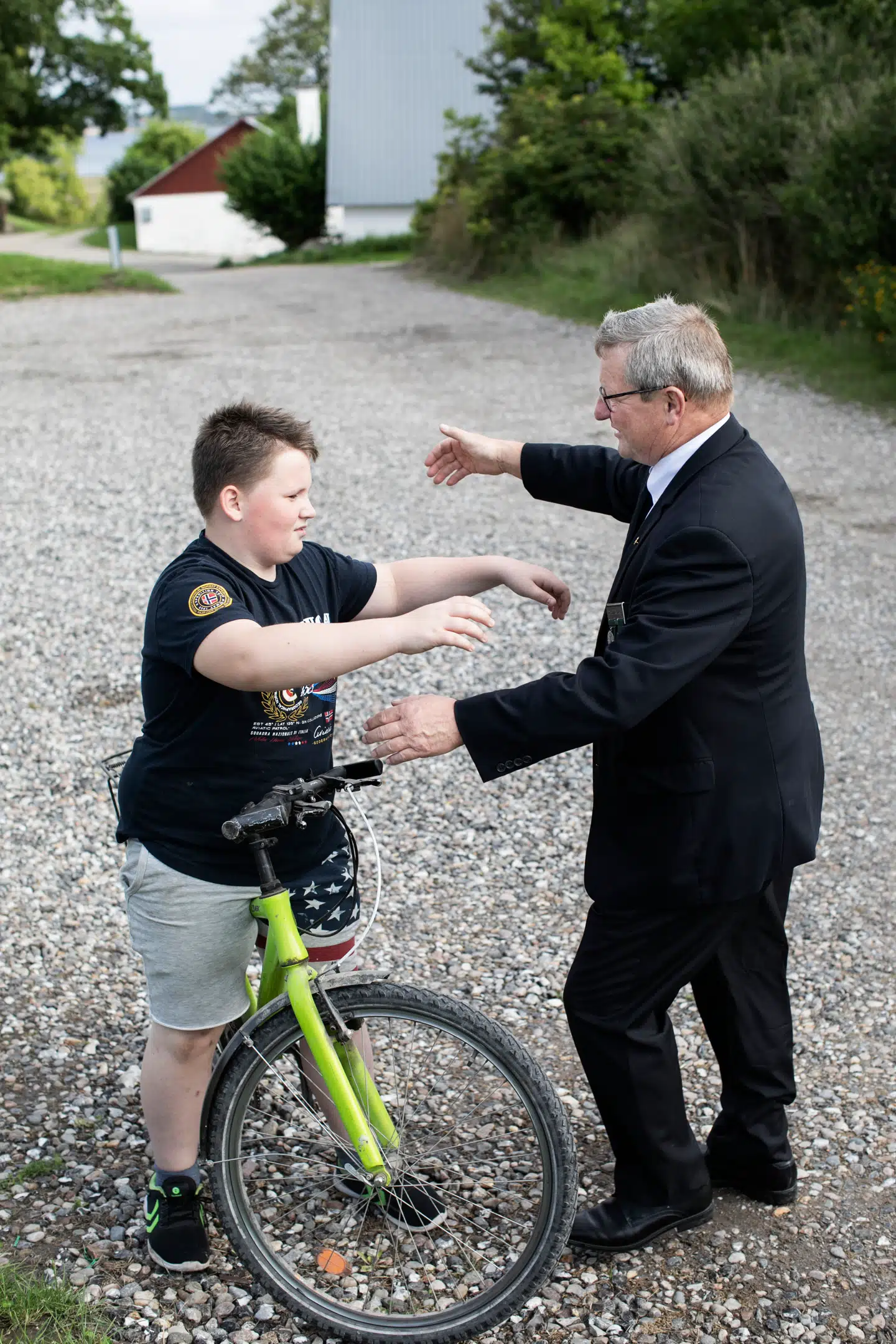 Per Sloth Bendtsen giver Mads et kram.