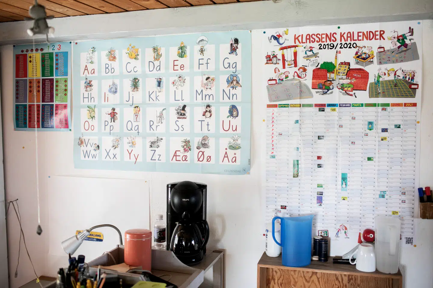 I skolestuen får drengene undervisning og laver lektier.