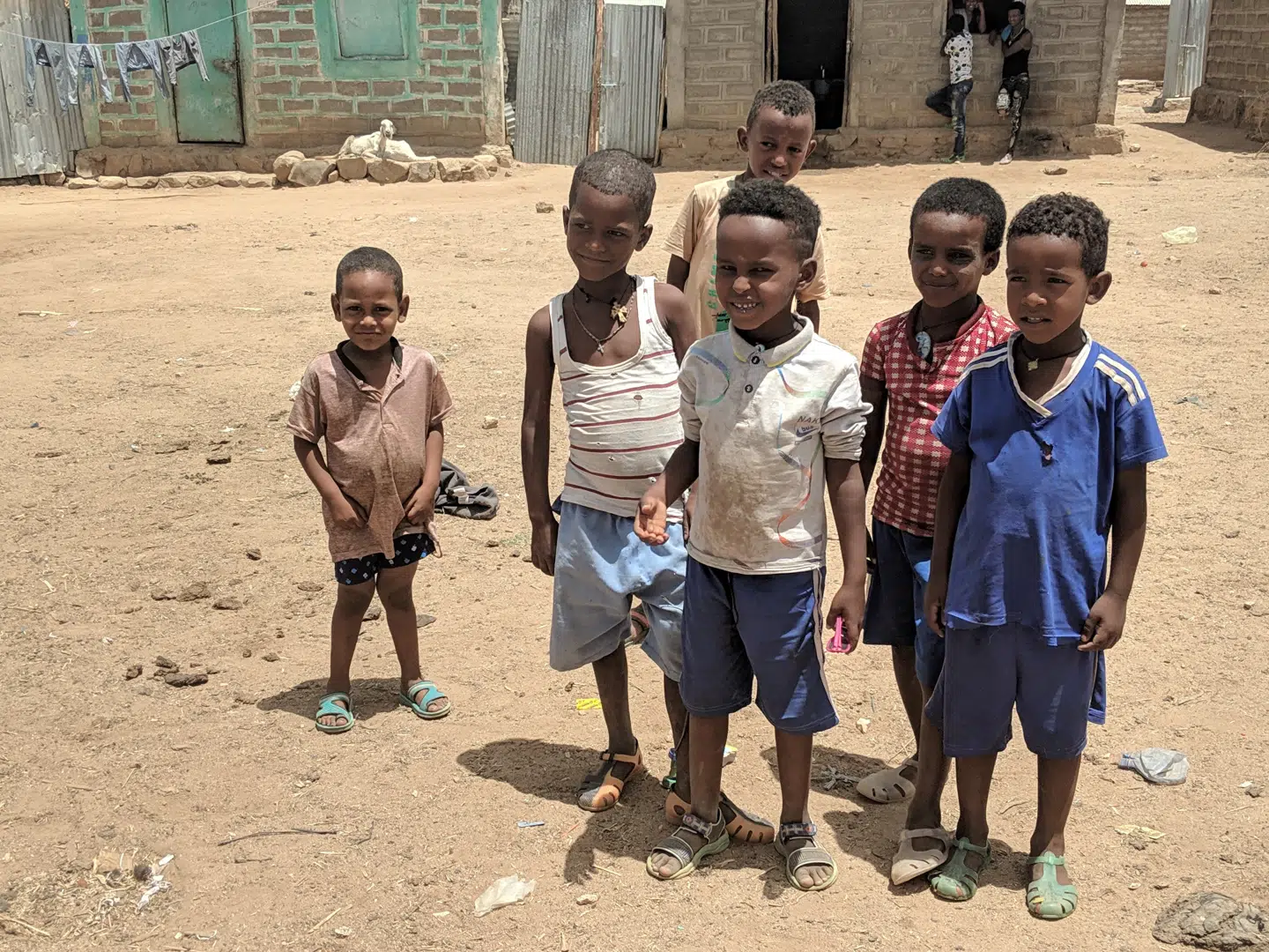 De fleste af børnene i flygtningelejrene håber på at komme i kontakt med deres familier igen.