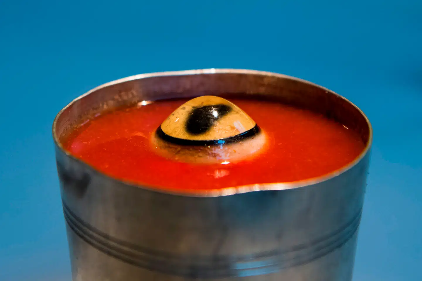 Et fåreøje i grøntsagsjuice er måske ikke så lækkert for os danskere. Men turisterne på Museet for afskyelig mad i Malmø synes, lakrids smager værst. Foto: Jonathan Nackstrand/Ritzau Scanpix