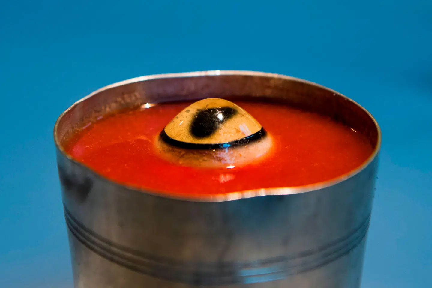 Et fåreøje i grøntsagsjuice er måske ikke så lækkert for os danskere. Men turisterne på Museet for afskyelig mad i Malmø synes, lakrids smager værst. Foto: Jonathan Nackstrand/Ritzau Scanpix