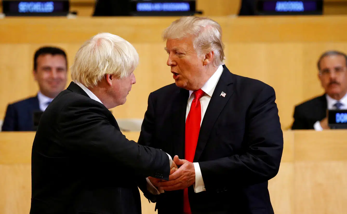 USAs præsident hedder stadig Donald Trump, og Storbritannien ledes nu af Boris Johnson. De er symptomer på en sygdom, som ikke forsvinder, når de en dag er væk. Foto: Kevin Lamarque/Reuters