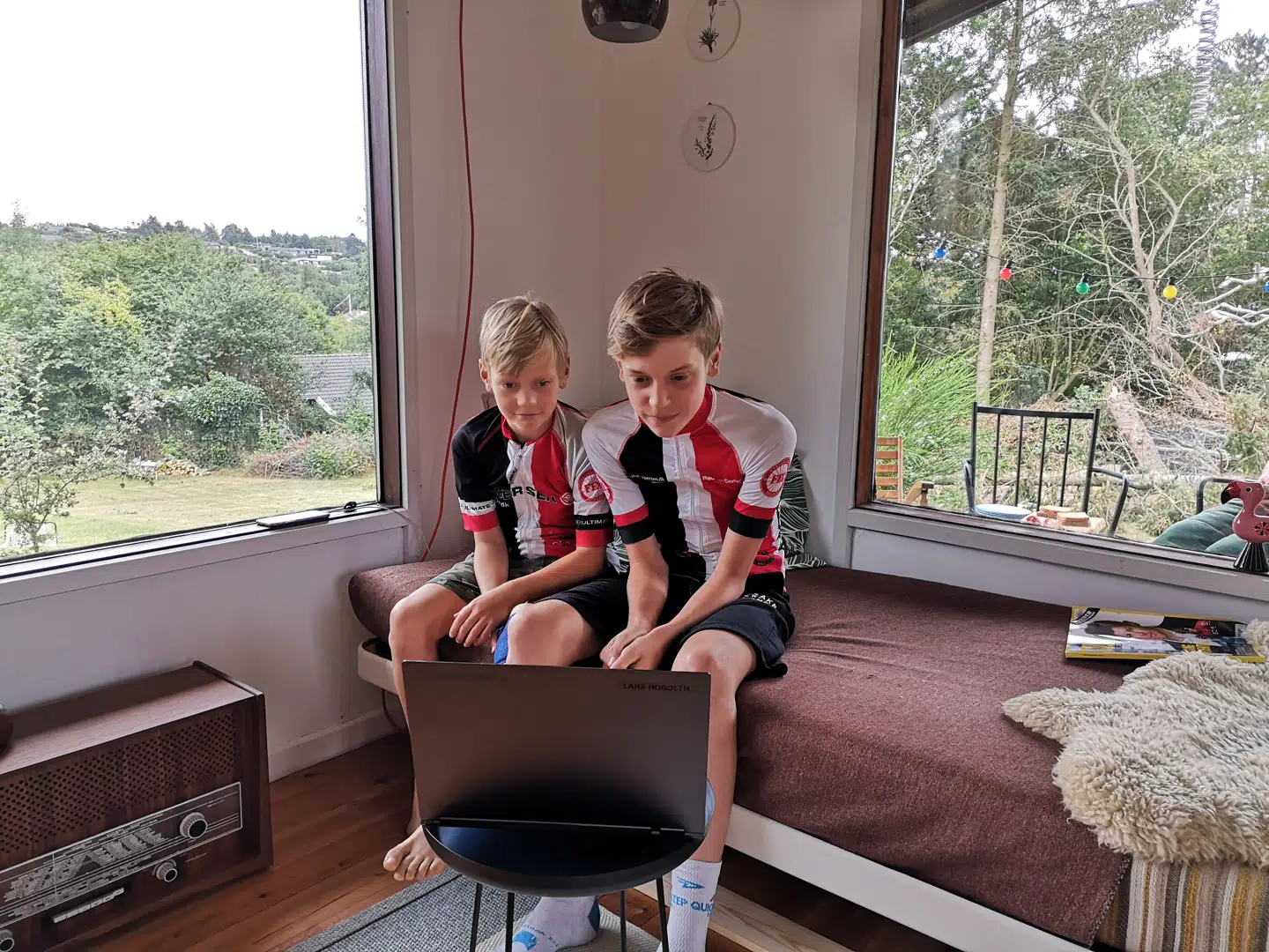 Brødrene føler nærmest, at de lærer rytterne at kende i løbet af sommeren. Privatfotos