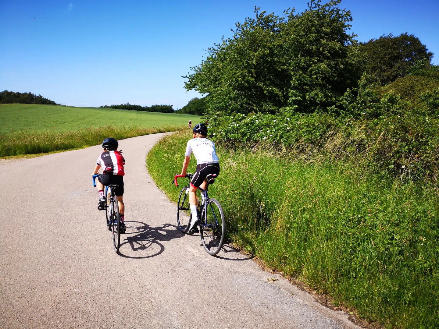 Andreas og Marius hopper selv i cykelsadlen enten før eller efter etaperne.