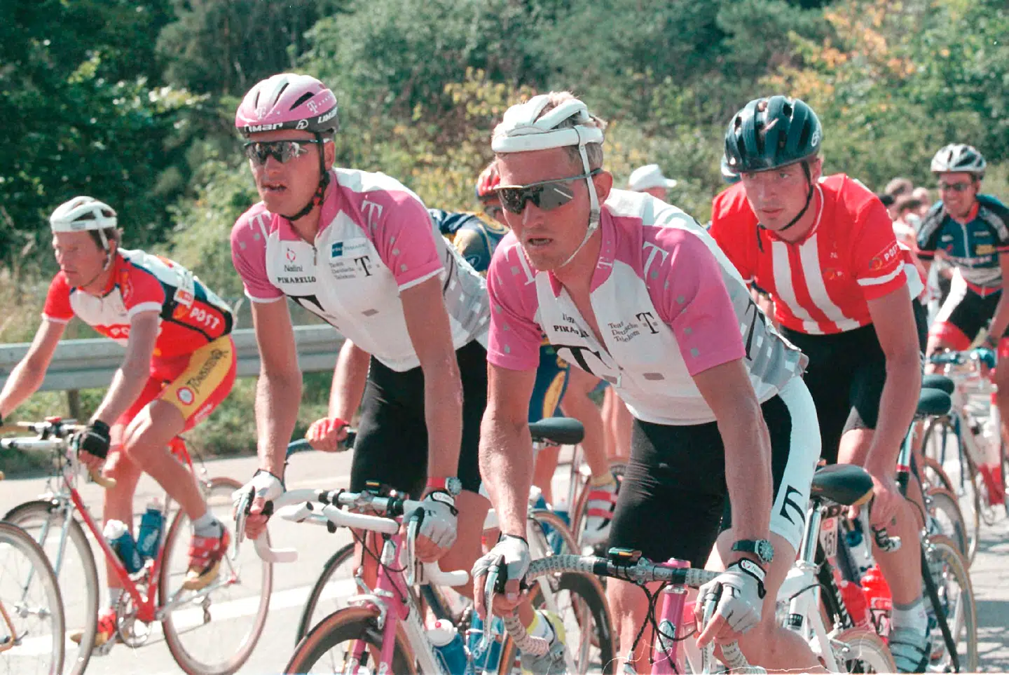 Telekom's danskere Bjarne Riis og Brian Holm sidder i feltet på vej mod København på søndagens sidste etape i cykelløbet Danmark Rundt i 1997. Foto: Jens Nørgaard Larsen/NORDFOTO