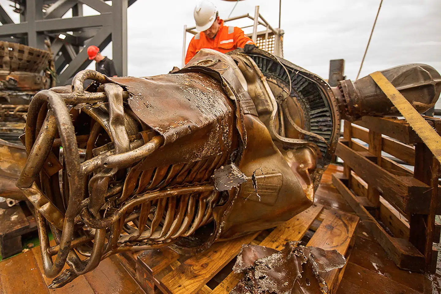 Raketten, som sendte Apollo 11-rumskibet afsted, blev koblet af oppe i luften og faldt ned i Atlanterhavet. 44 år senere fik rigmanden Jeff Bezos hevet vragdelene op fra havets bund. Foto: Bezos Expeditions