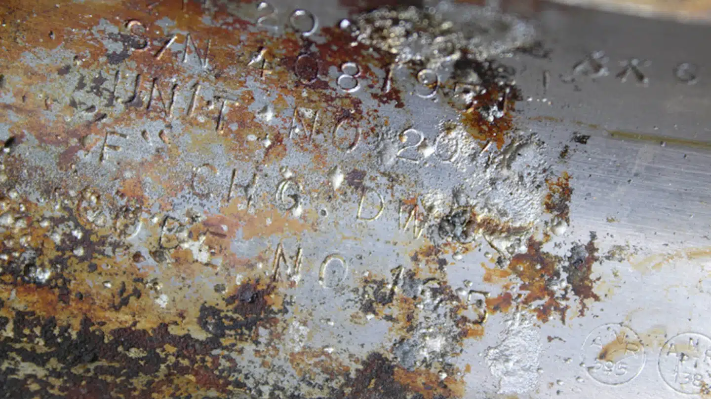 Det originale serienummer kan stadig ses på den rustne raket. Foto: Bezos Expeditions