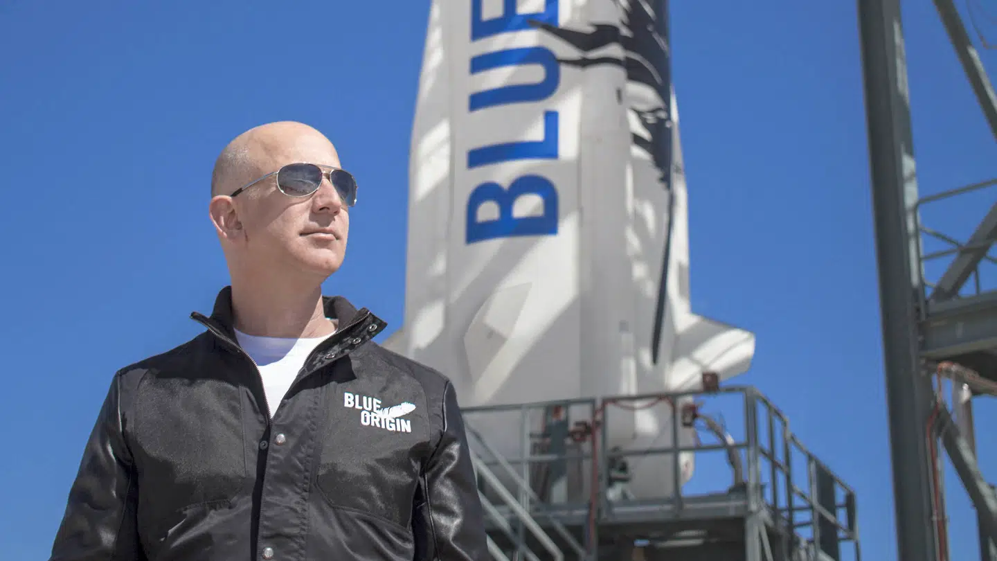 Verdens rigeste mand, Jeff Bezos, blev så inspireret af månelandingen, at han nu selv sender raketter ud i rummet med sit firma, Blue Origin. Fotos: Blue Origin
