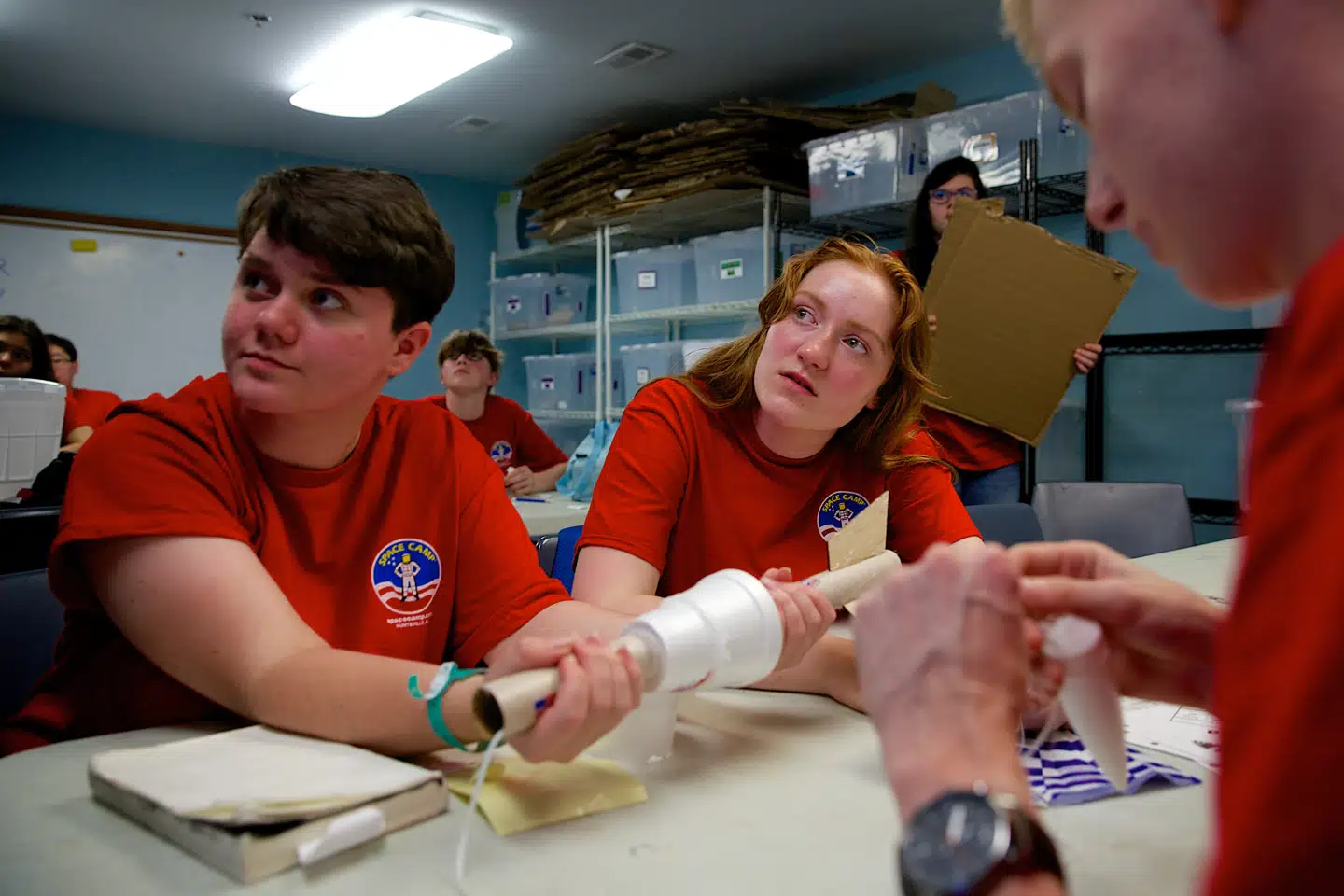 Liva Nørgaard Naur og hendes klassekammerater bygger en miniraket af karton og flamingo og øver sig i at skabe den rette vægtfordeling, aerodynamik og holdbarhed. FOTO: Osie Greenway