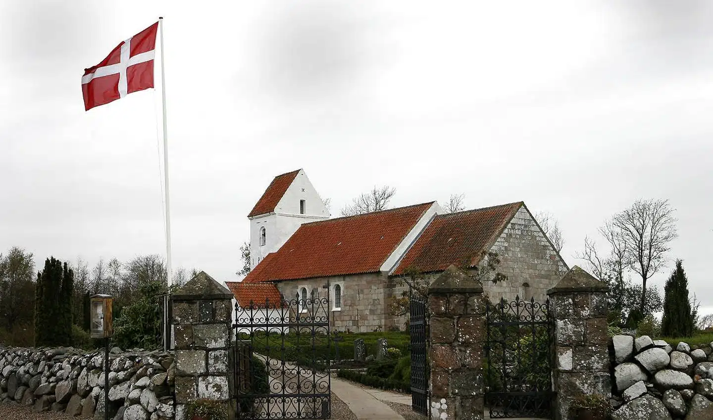 »Selvfølgelig ved danskerne godt, at der er en historisk kobling mellem flaget og religion,« skriver Margit Warburg. Foto: Ernst van Norde / Ritzau Scanpix