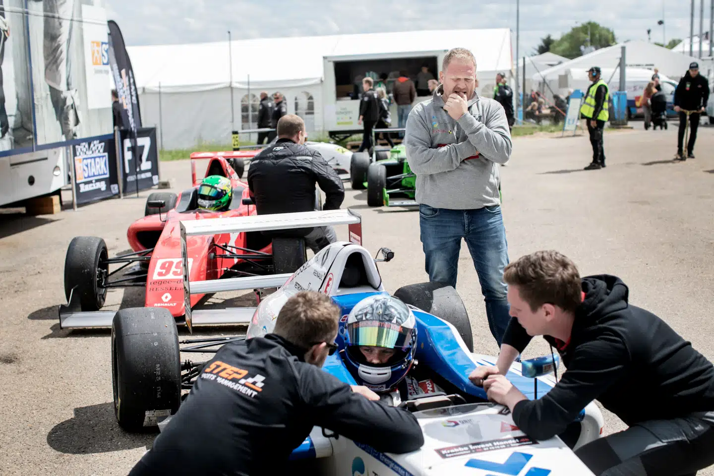 Malthe får de sidste oplysninger fra sit team, inden bilerne skal ind at køre på banen. Det er Malthes far, Lasse Jakobsen, i den grå trøje.