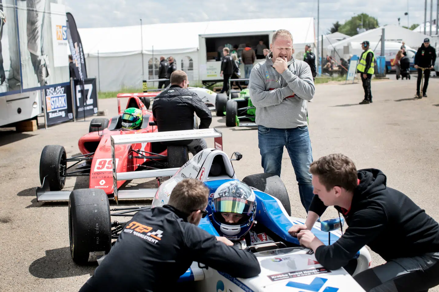 Malthe får de sidste oplysninger fra sit team, inden bilerne skal ind at køre på banen. Det er Malthes far, Lasse Jakobsen, i den grå trøje.