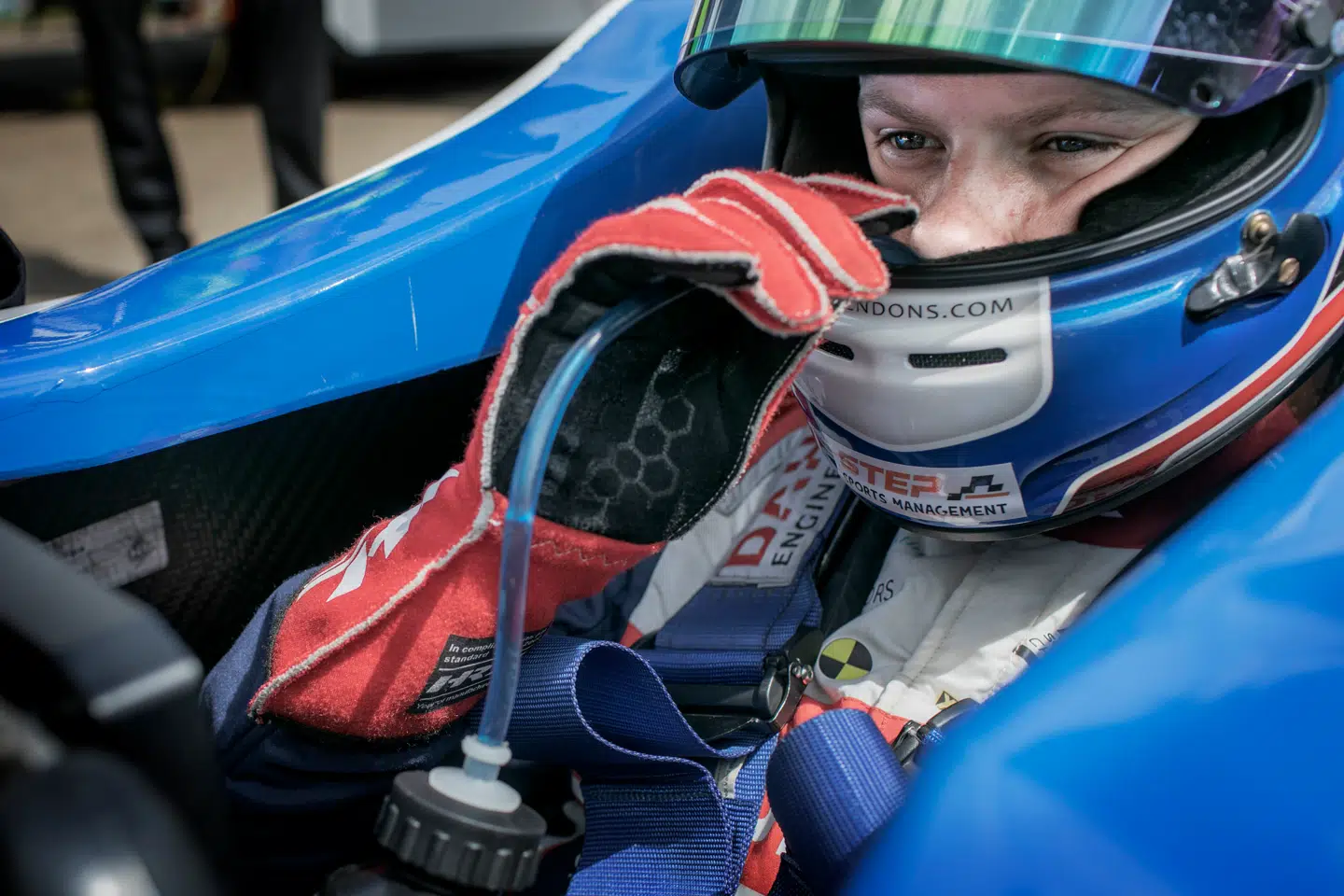 Malthe får lidt at drikke, inden han skal køre. Det er ikke kun bilen, der skal tankes op.