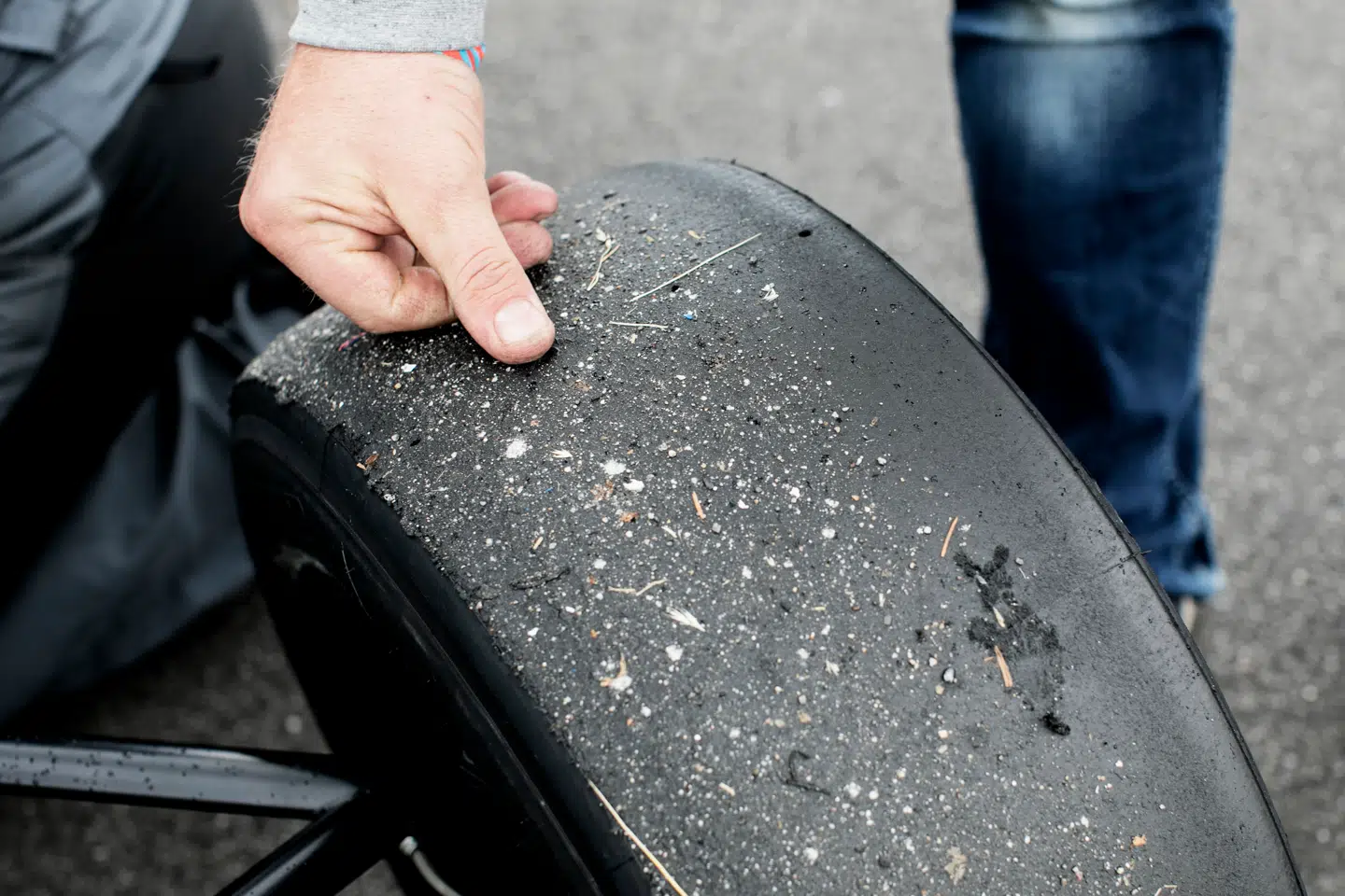 Gummiet på dækkene er meget blødt og der sætter sig sten og dækrester under kørslen. En Formel 4-bil har brede dæk – men ikke lige så brede som en Formel 1-bils.