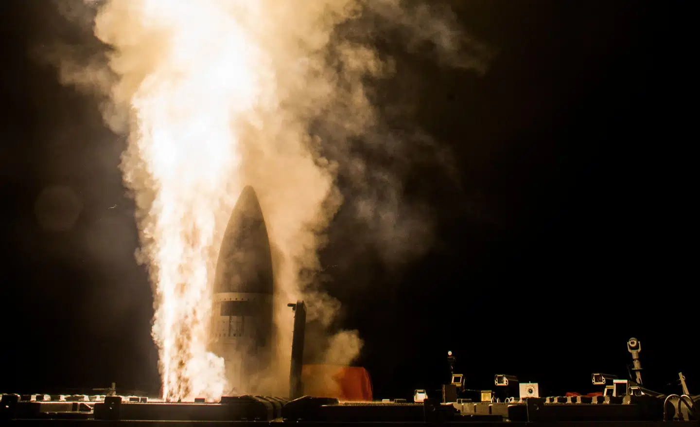 Et amerikansk krigsskib sender et missil op i 2017 ud for Hawaii for at afværge et simuleret angreb. Foto: Leah Garton, US NAVY/Ritzau Scanpix