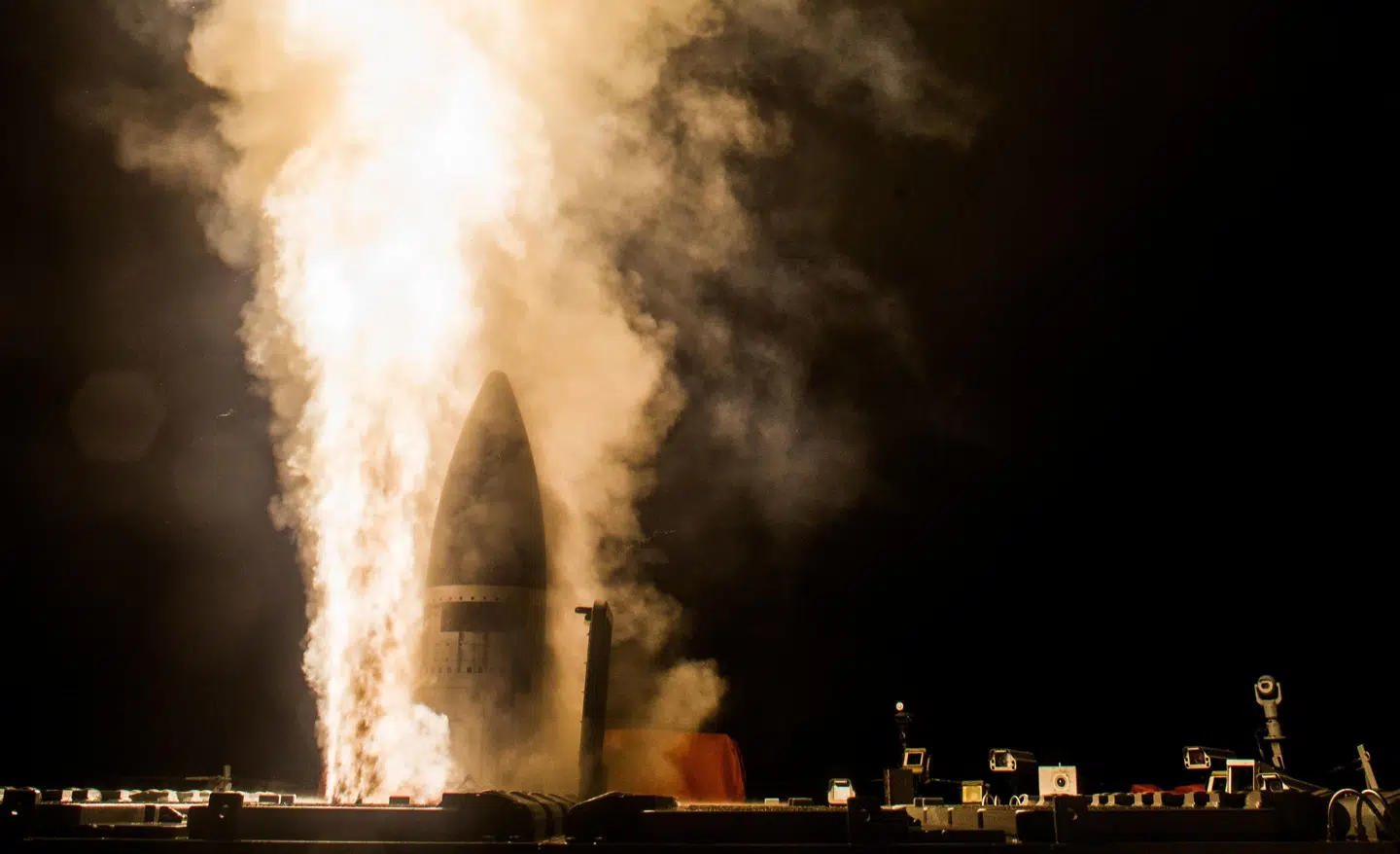 Et amerikansk krigsskib sender et missil op i 2017 ud for Hawaii for at afværge et simuleret angreb. Foto: Leah Garton, US NAVY/Ritzau Scanpix