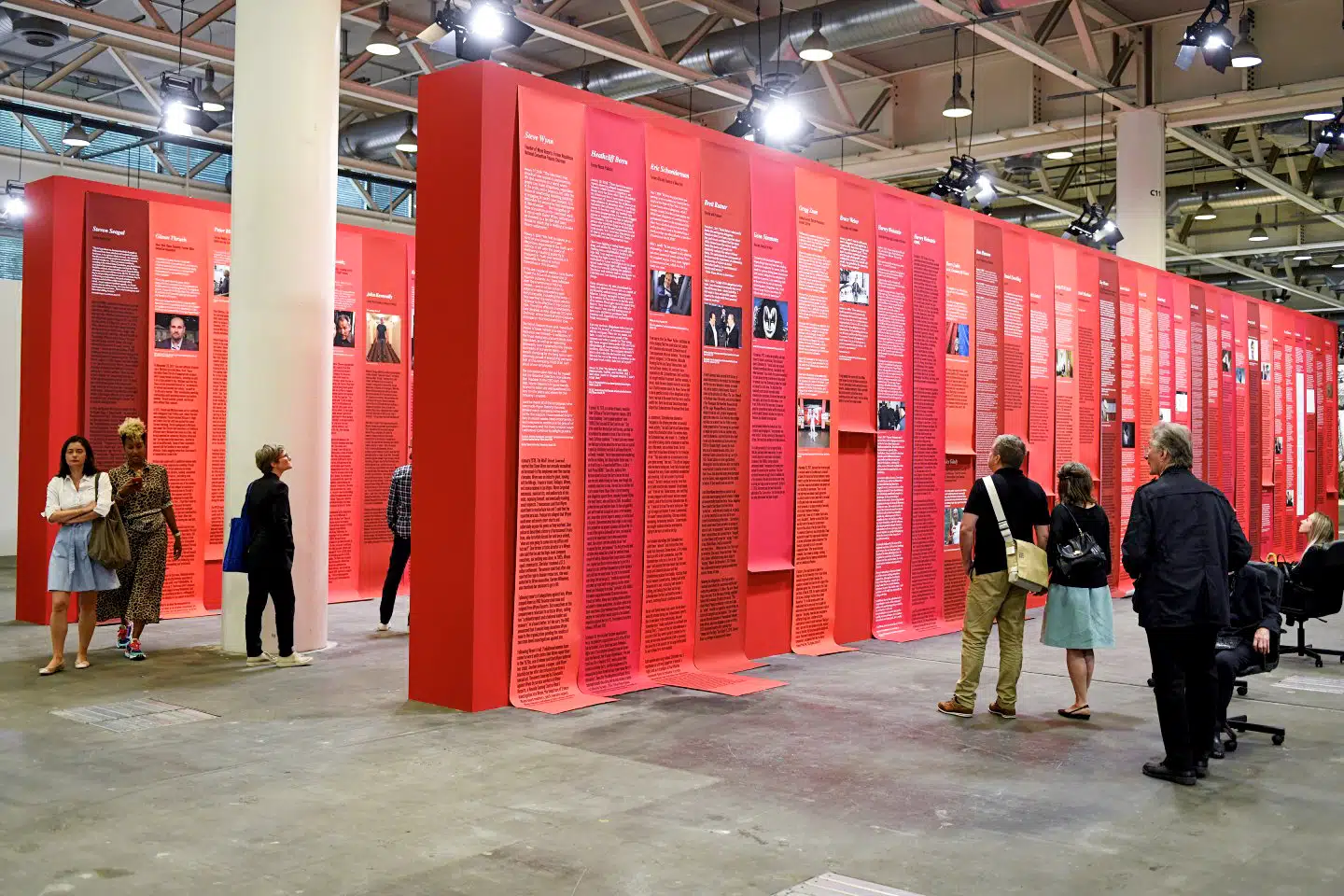 Andrea Bowers’ værk Open Secrets på Art Basel vakte berettiget opsigt, men af andre grunde end dem, kunstneren havde drømt om. Hun blev selv hængt til tørre. Foto: Art Basel.