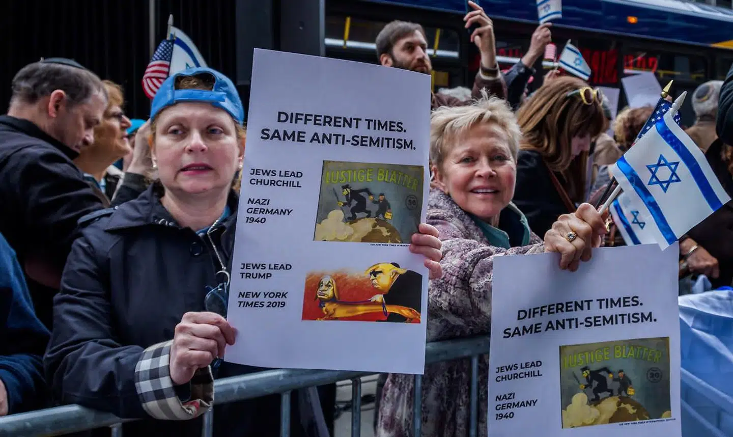 Det førte til store protester, da New York Times i april trykte en satiretegning med USAs præsident Donald Trump og Israels ministerpræsident Benjamin Netanyahu tegnet som en hund. Foto: Erik Mcgregor / Pacific Press / ZUMA Wire
