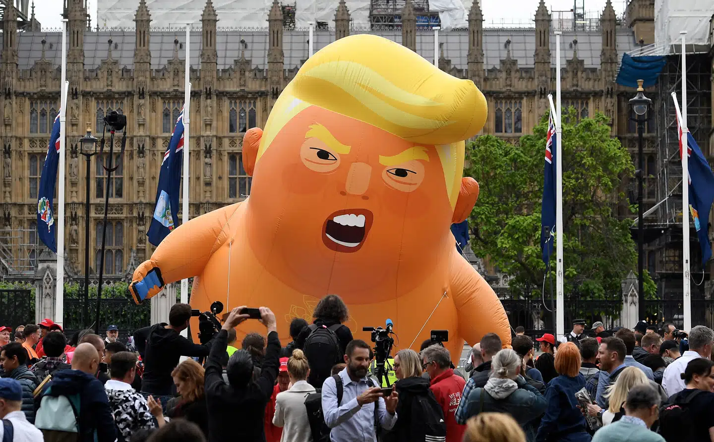 En oppustet Donald Trump skælder ud på engelske demonstranter ved sidste uges officielle besøg i London. Foto: Andy Rain/EPA