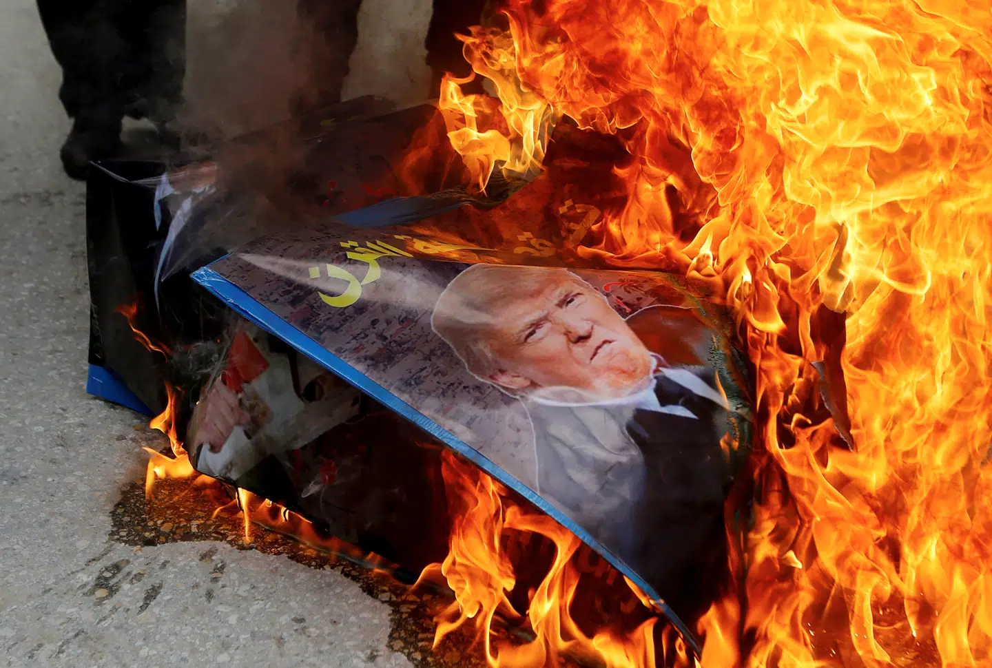 Dette er, hvad menige palæstinensere mener om den amerikanske fredsplan og præsident Trumps såkaldte favorisering af Israel i det hele taget. Gadeprotest i Hebron, Vestbredden. Foto: Mussa Qawasm/Ritzau Scanpix