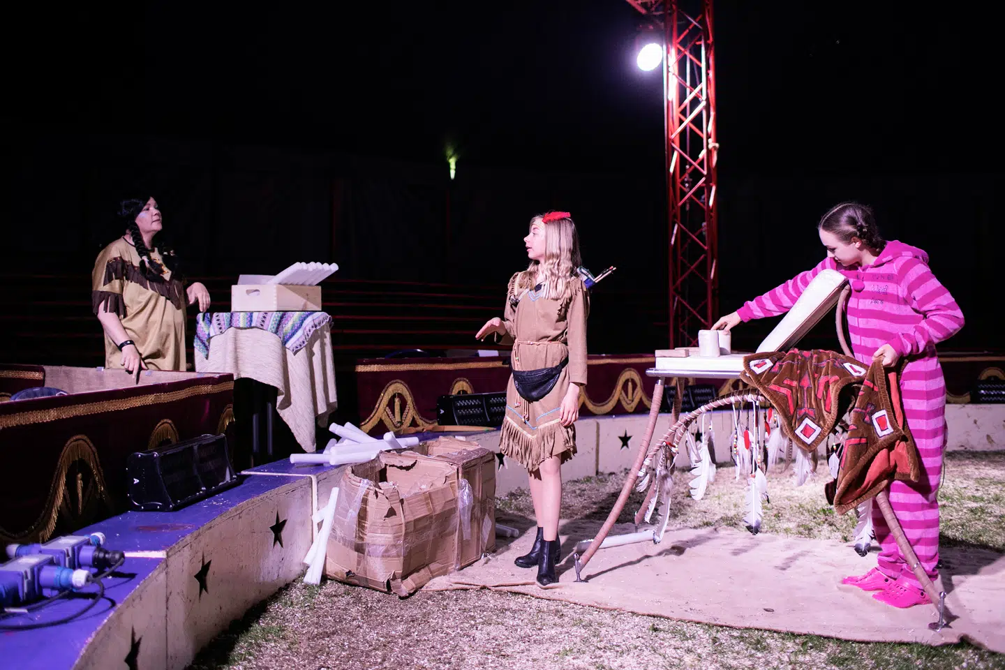 Nynne i manegen med de andre artister inden showet. Til venstre friserer hun sin paryk inde i sin campingvogn. Foto: Tor birk trads