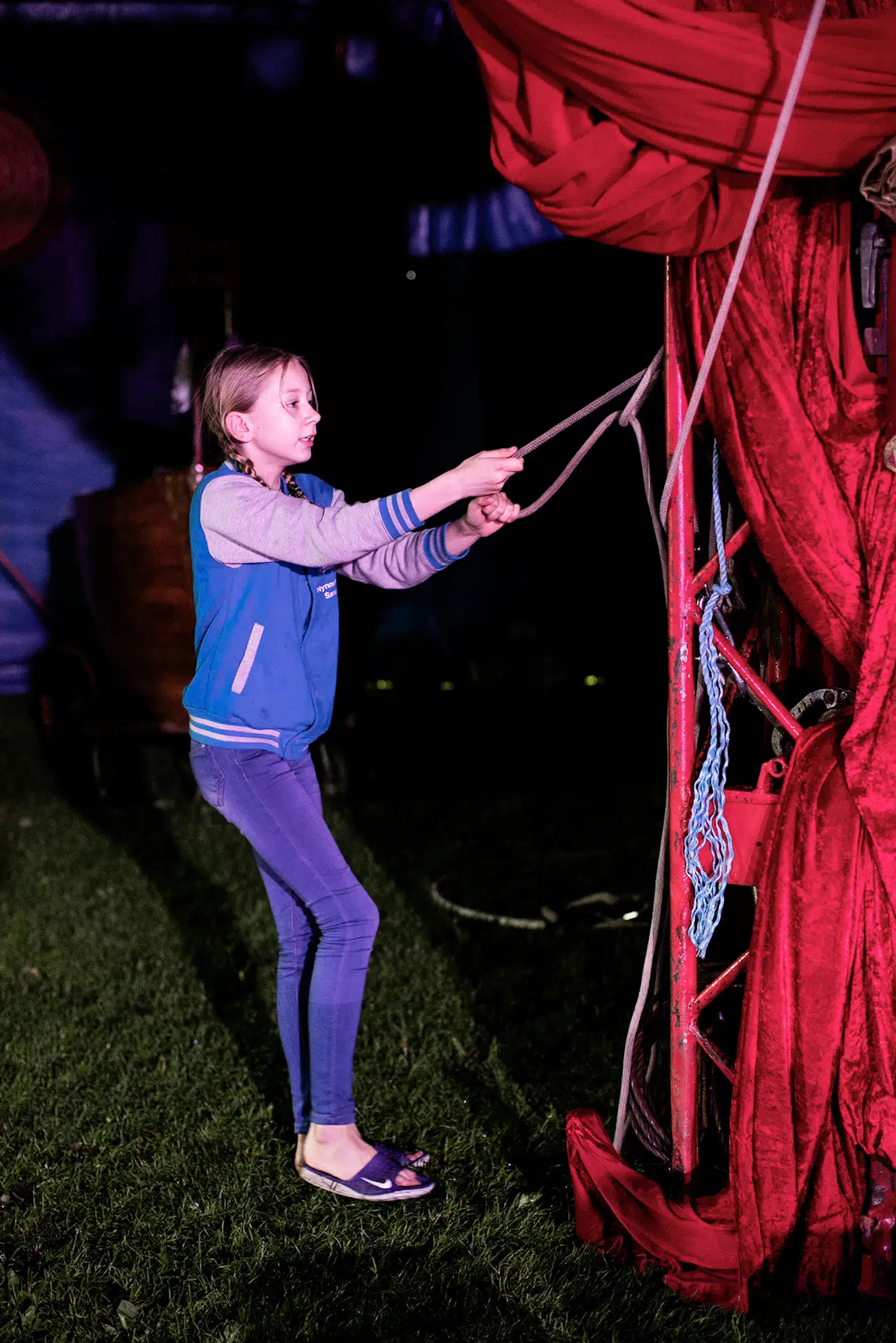 Nynne strammer trapezen efter. Alle må hjælpe til i det lille cirkus. Foto: Tor birk trads