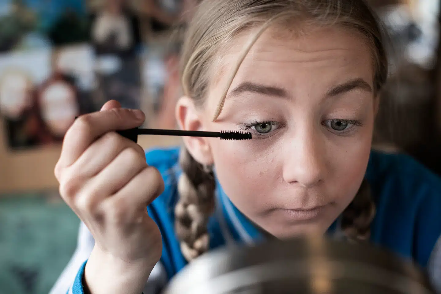 Nynne lægger selv sin makeup – hun har luret tricks på YouTube. Foto: Tor birk trads