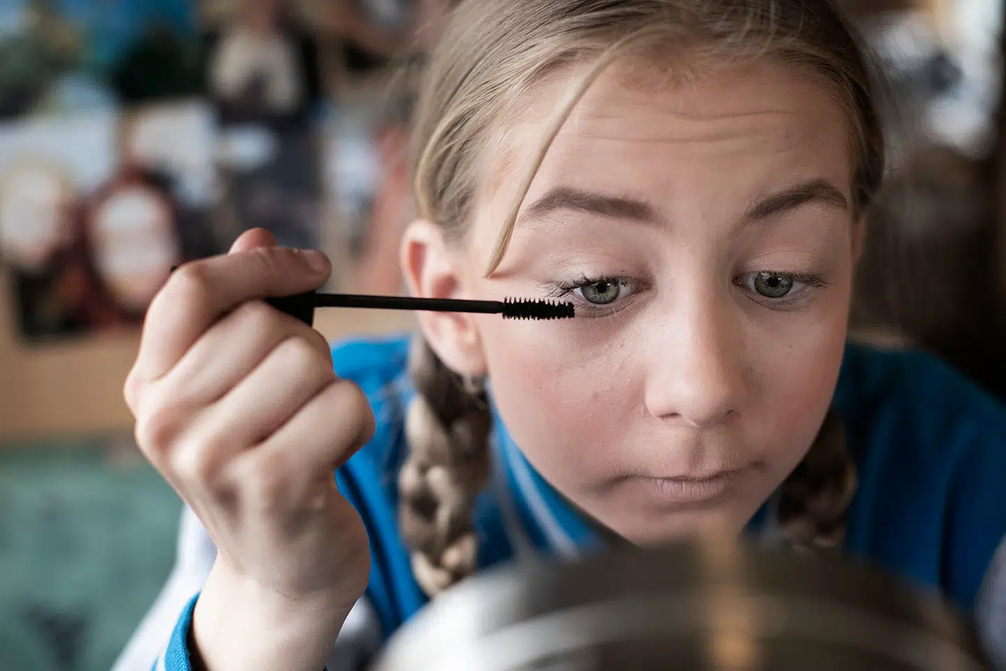 Nynne lægger selv sin makeup – hun har luret tricks på YouTube. Foto: Tor birk trads