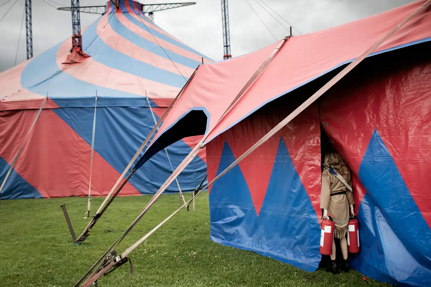 Hver dag rykker cirkus til en ny by. Her flytter Nynne brandslukkere ind i teltet. Foto: Tor birk trads