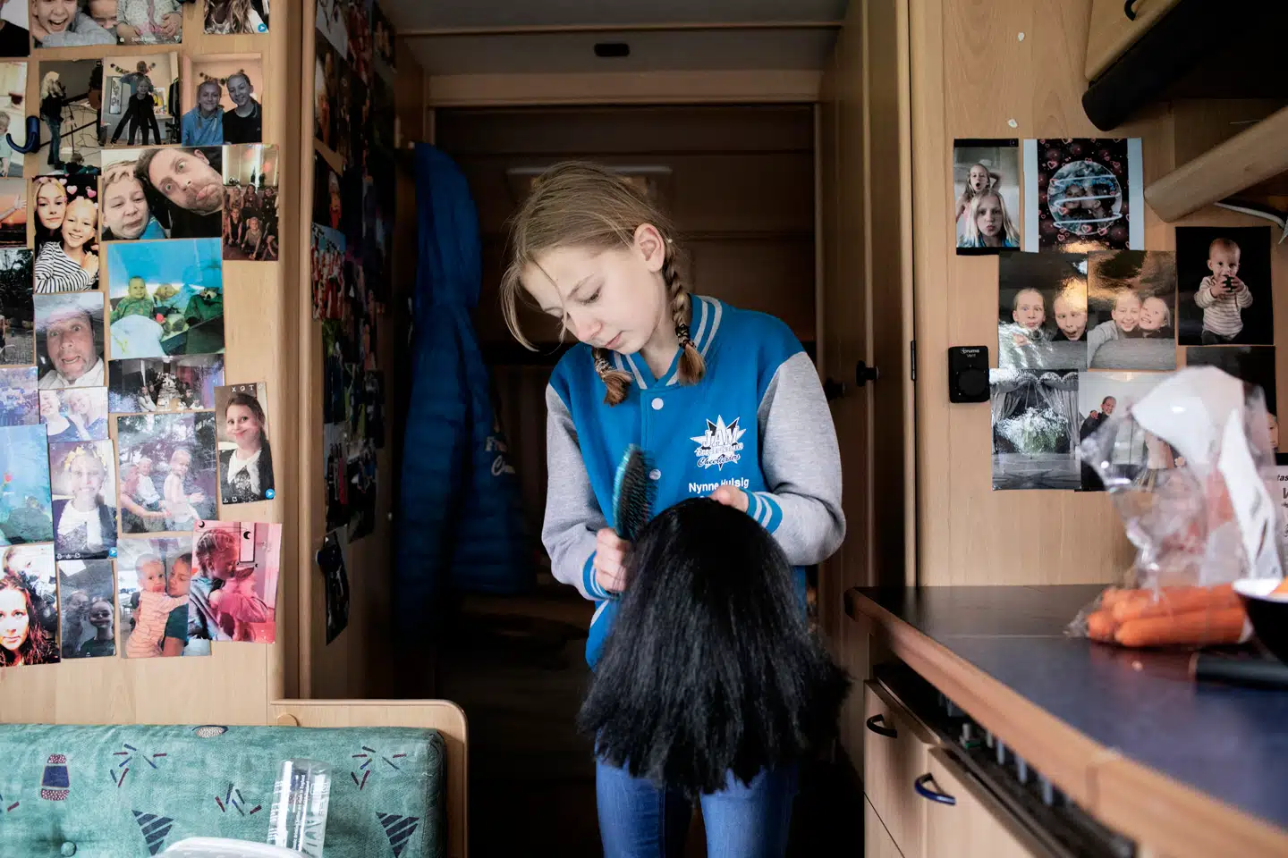 Nynne Hulsig Samuelsen er 12 år og cirkusprinsesse i Cirkus Trapez. Inde i sin campingvogn friserer Nynne Yakaris hår/paryk. Foto: Tor birk trads