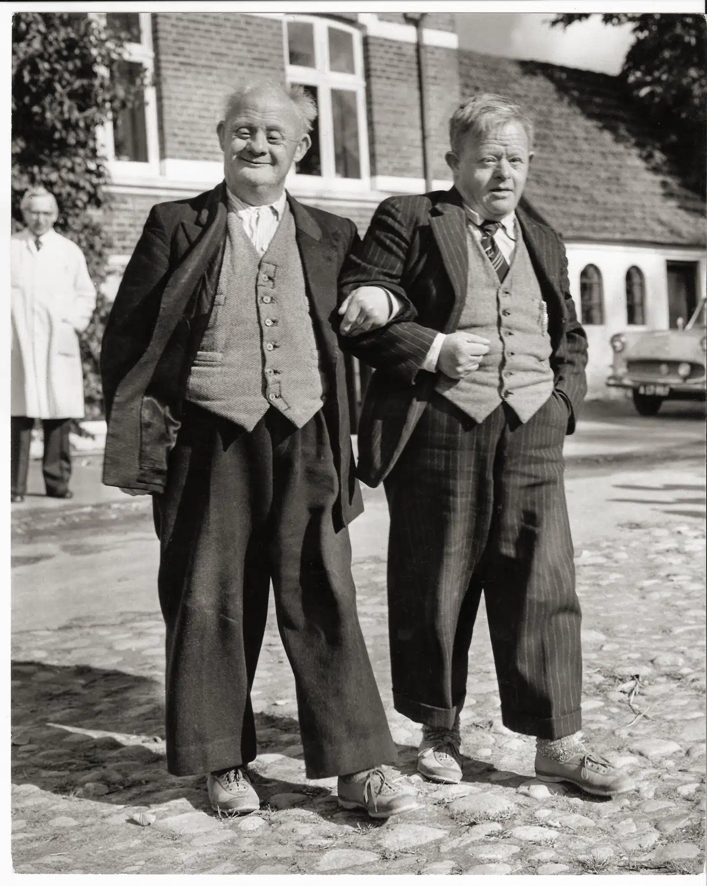 Åndssvageloven af 1959 havde som mål at »skabe en tilværelse for den åndssvage så nær det normale som muligt«. Også for to beboere fra anstalten i Brejning, Martin og Johannes. Fotos fra bogen