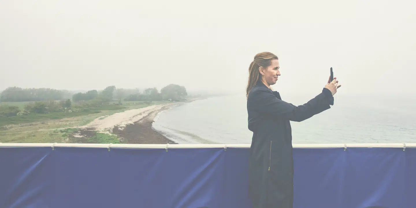 Mette Frederiksen på farten gennem Danmark i denne uge. I Næstved fortæller hun, hvor stolt hun er over at tilhøre et parti, der har fostret stærke kvinder som Ritt Bjerregaard, Helle Degn, Jytte Hilden og Nina Bang. Det kan selvfølgelig være en forglemmelse, at hun ikke får nævnt Danmarks første kvindelige statsminister. Foto: Niels Christensen