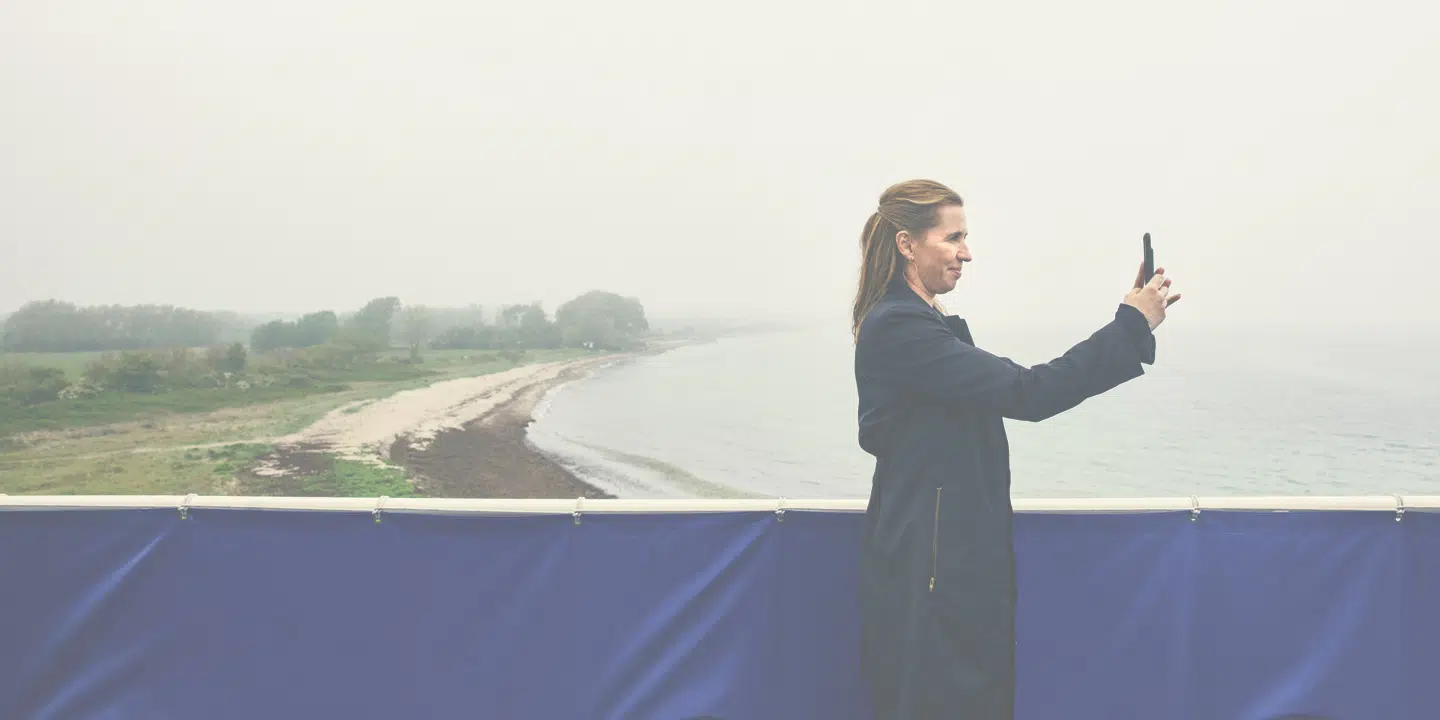 Mette Frederiksen på farten gennem Danmark i denne uge. I Næstved fortæller hun, hvor stolt hun er over at tilhøre et parti, der har fostret stærke kvinder som Ritt Bjerregaard, Helle Degn, Jytte Hilden og Nina Bang. Det kan selvfølgelig være en forglemmelse, at hun ikke får nævnt Danmarks første kvindelige statsminister. Foto: Niels Christensen